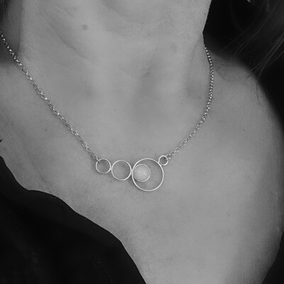 Verguld zilveren hanger - 
 Cirkel hanger - Opalite steen - Handgemaakt door juweel ontwerper Harry TiLLEY.