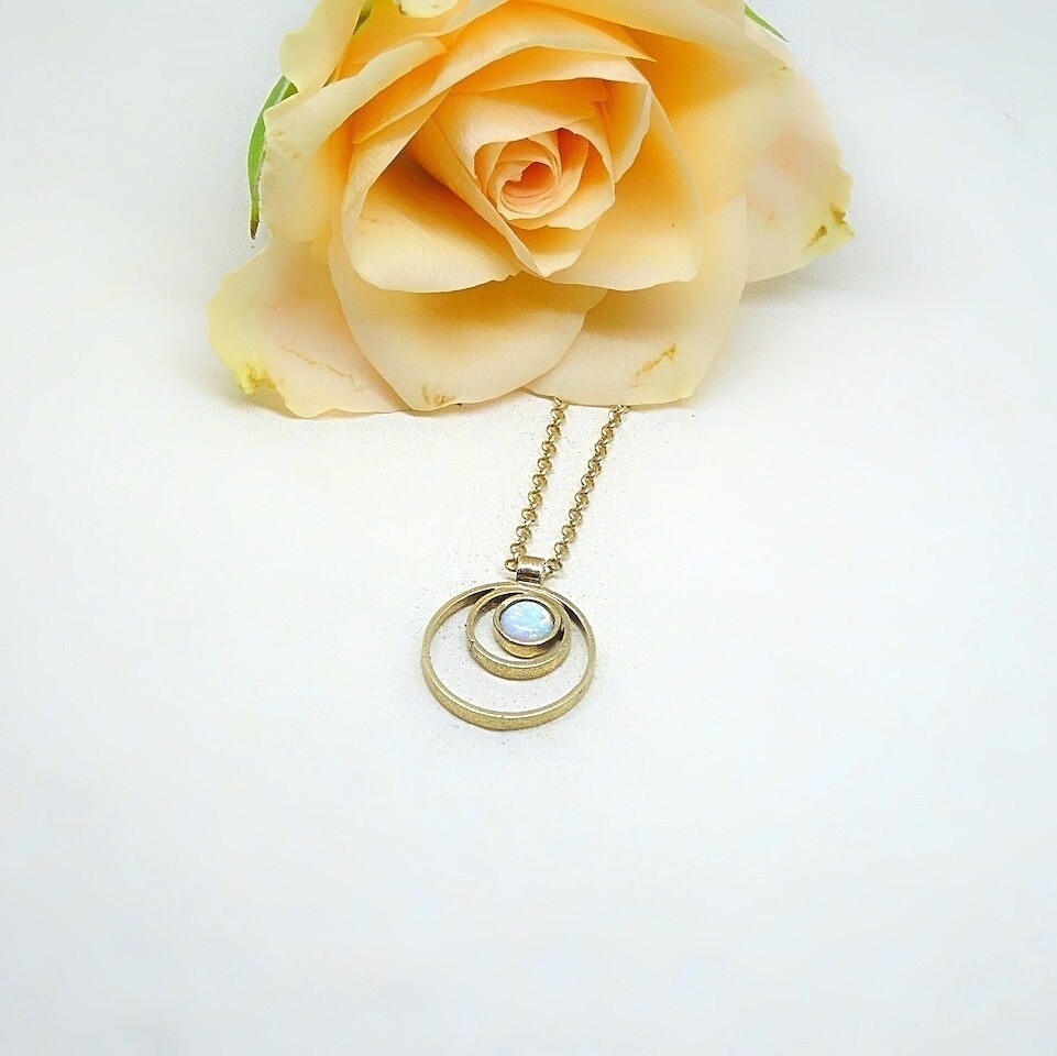Verguld zilveren hanger - 
4mm witte opaal - Handgemaakt door juweel ontwerper Harry TiLLEY.