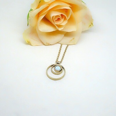 Verguld zilveren hanger - 
4mm witte opaal - Handgemaakt door juweel ontwerper Harry TiLLEY.