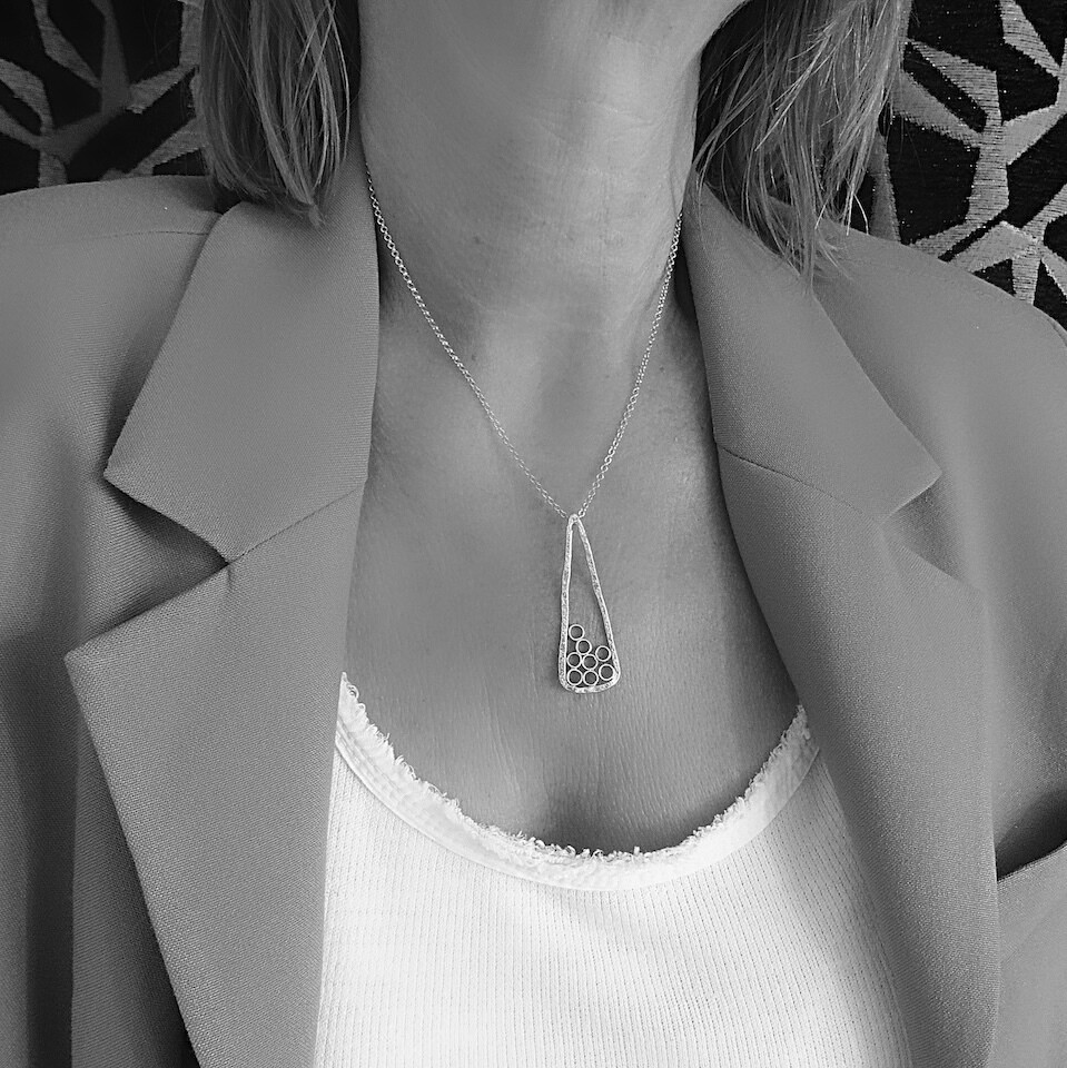 Verguld zilveren hanger - 
Driehoek met cirkels - Handgemaakt door juweel ontwerper Harry TiLLEY.