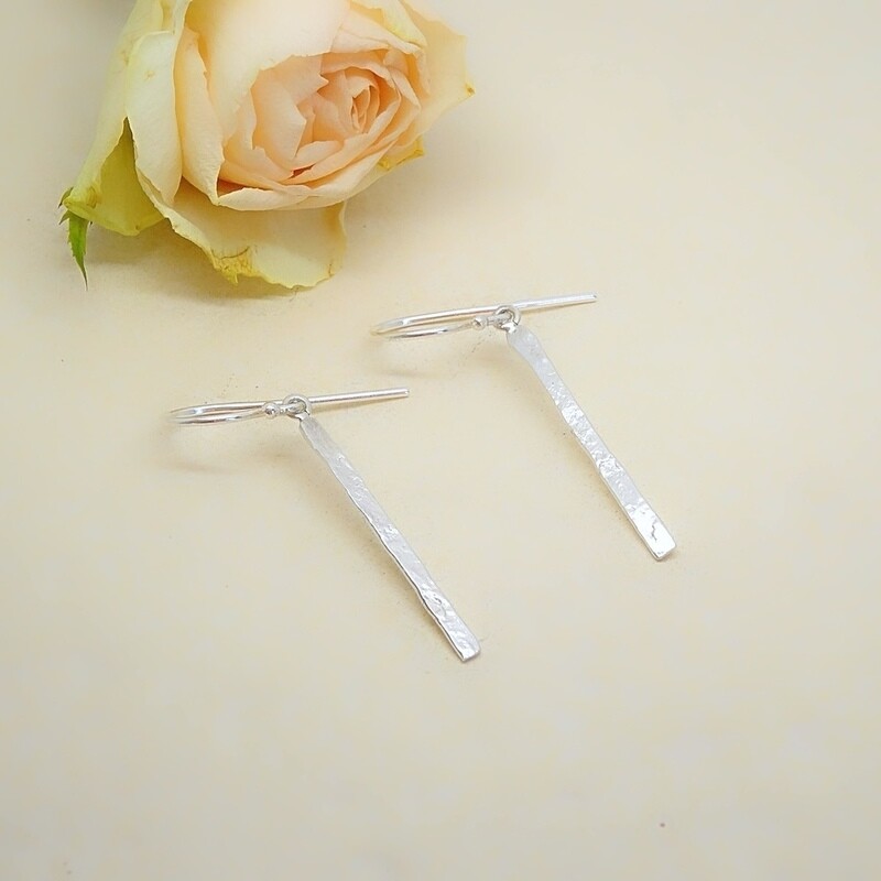 Zilveren oorhangers - Hamer steenslag afwerking - rechte vorm - Handgemaakt - Harry TiLLEY