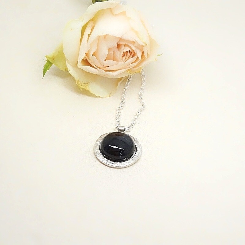 Zilveren hanger - 
 Cirkel hanger - Zwarte Onyx - Handgemaakt door juweel ontwerper Harry TiLLEY.