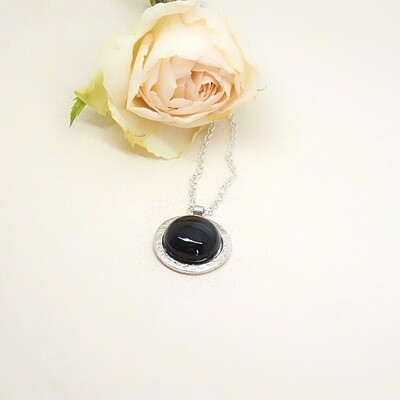 Zilveren hanger - 
 Cirkel hanger - Zwarte Onyx - Handgemaakt door juweel ontwerper Harry TiLLEY.