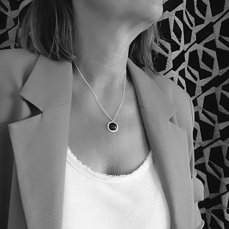Zilveren hanger - 
 Cirkel hanger - Zwarte Onyx - Handgemaakt door juweel ontwerper Harry TiLLEY.