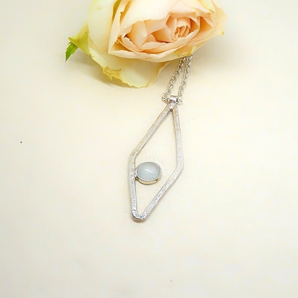 Zilveren hanger - 
 triangel vorm - Aquamarine - Handgemaakt door juweel ontwerper Harry TiLLEY.