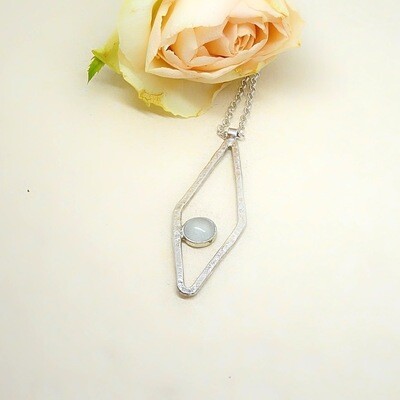 Zilveren hanger - 
 triangel vorm - Aquamarine - Handgemaakt door juweel ontwerper Harry TiLLEY.