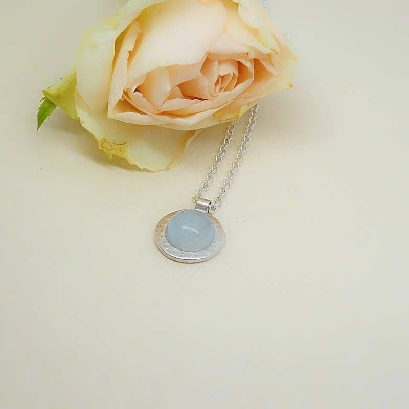 Zilveren hanger - 
 cirkel vorm - Aquamarine - Handgemaakt door juweel ontwerper Harry TiLLEY.