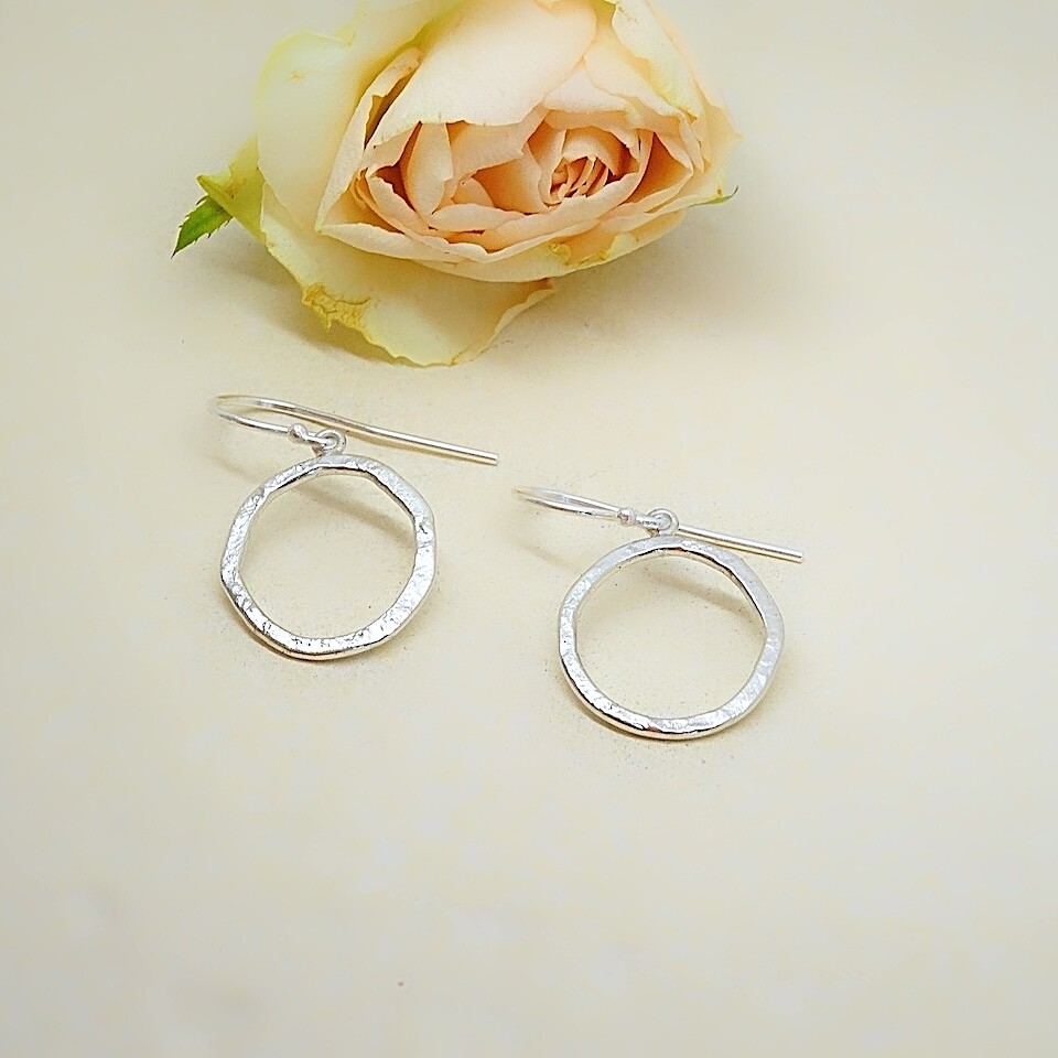 Silver earrings - Hammer crushed stone finish - round shape - Handmade - Harry TiLLEY