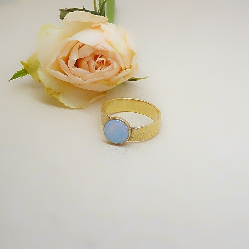 Verguld zilveren ring met witte opaalsteen ! Harry TiLLEY Juwelen !