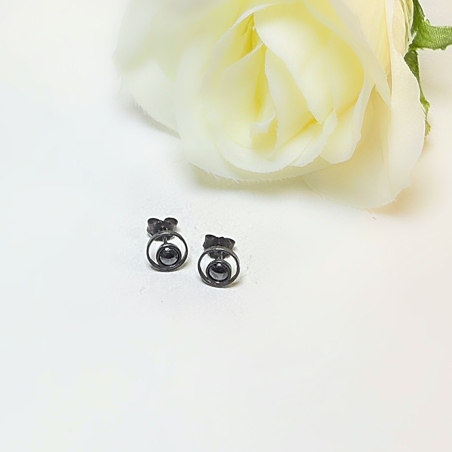 Silver stud earrings - Hematite