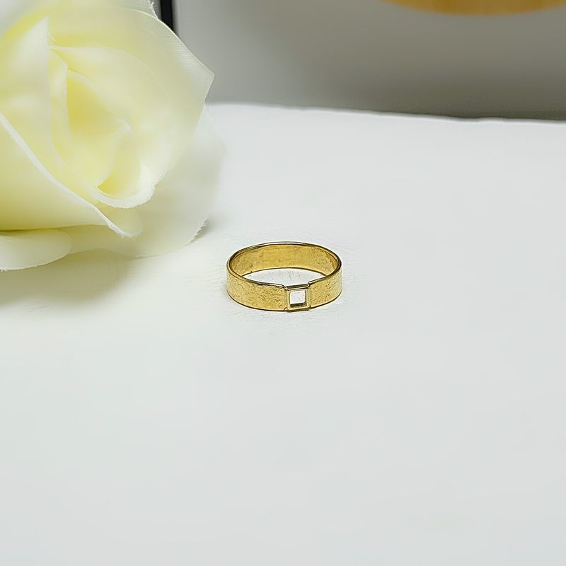 Gold-plated silver ring with a square at the front