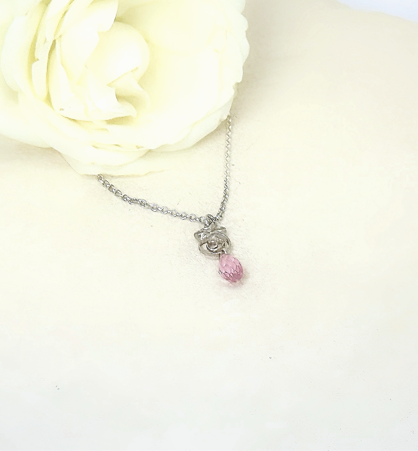 Small pendant with rose from our La Vie en Roze collection