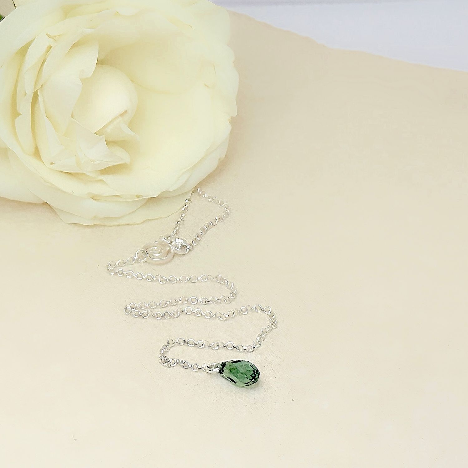 Long necklace with rose and Swarovski pearl.