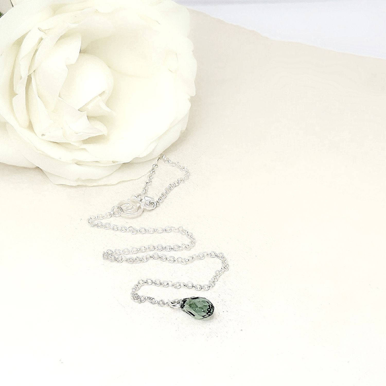 Long necklace with rose and Swarovski pearl.