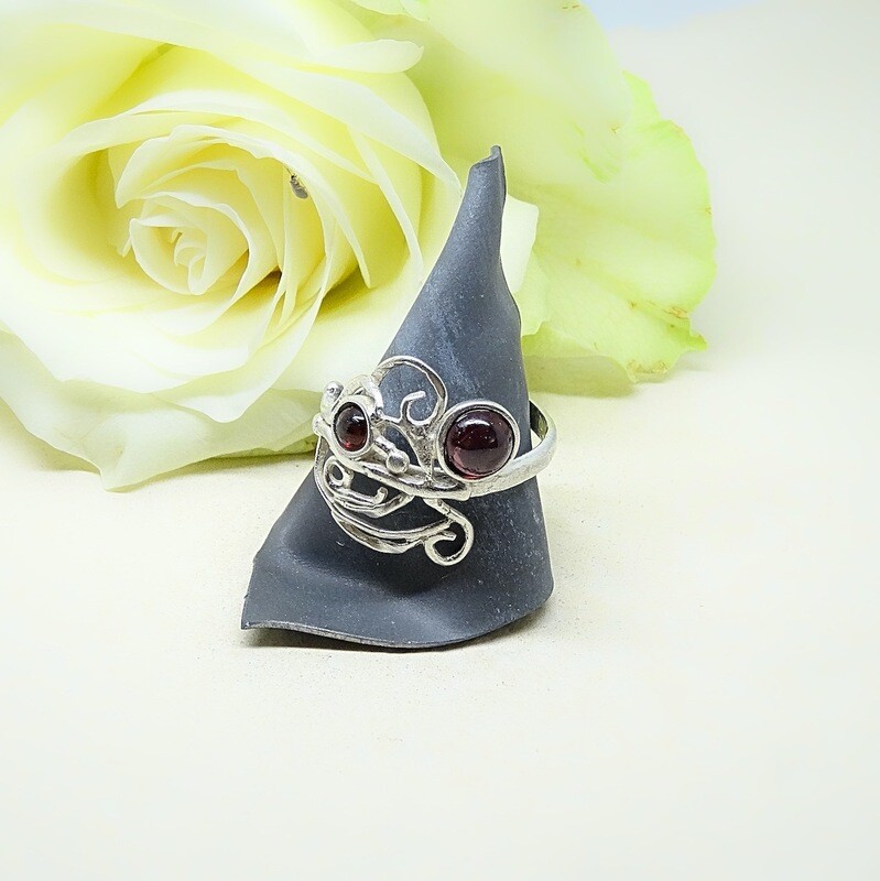 Unieke ring met de rode granaat steentjes. Handgemaakt door Harry TiLLEY
