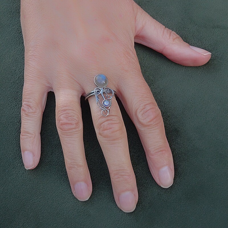 Unieke ring met de Mistic zirconia en Labradoriet steentjes. Handgemaakt door Harry TiLLEY