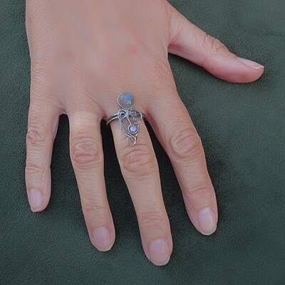 Unieke ring met de Mistic zirconia en Labradoriet steentjes. Handgemaakt door Harry TiLLEY