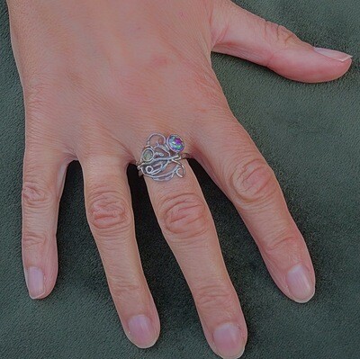 Unieke ring met de Mistic zirconia en Labradoriet steentjes. Handgemaakt door Harry TiLLEY