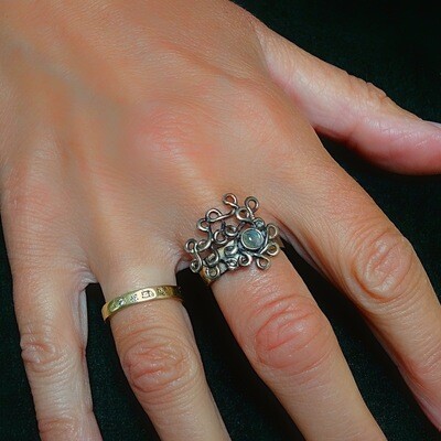 Zilveren ring - Steen hamer motief - Labradoriet steen - Krul design -  Handgemaakt door Harry TiLLEY