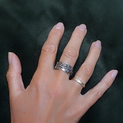 Zilveren ring - Steen hamer motief - Labradoriet steen - Krul design -  Handgemaakt door Harry TiLLEY