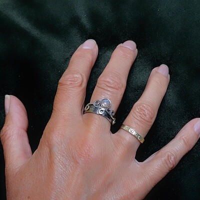 Zilveren ring - Steen hamer motief - Maansteen - Krul design -  Handgemaakt door Harry TiLLEY