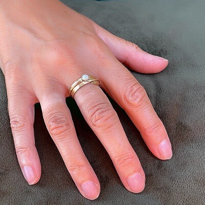 Zilver vergulde ring - Witte opaal - Handgemaakt door Harry TiLLEY