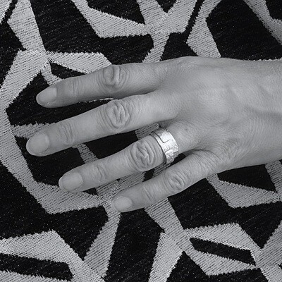 Verguld zilver ring - Hamer steenslag motief - Handgemaakt door Harry TiLLEY