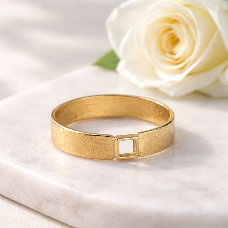 Gold-plated silver ring with a square at the front