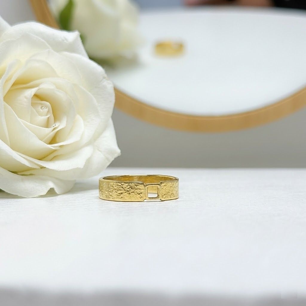 Gold-plated silver ring with a square at the front