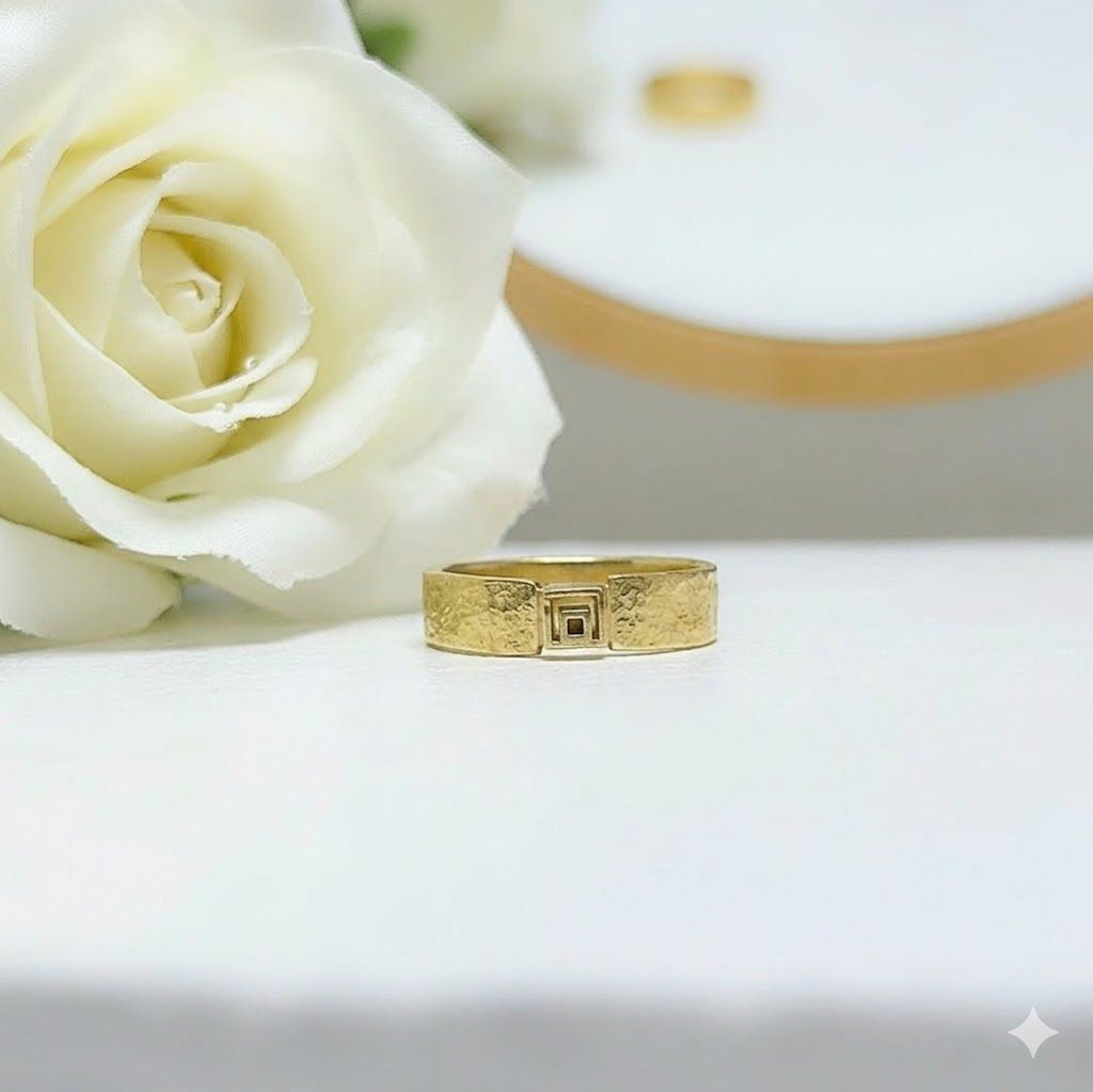 Gold-plated silver ring with a square at the front