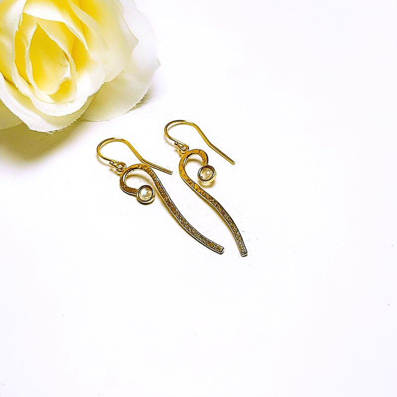 Wavy earrings with moonstone and finished in gold-plated silver