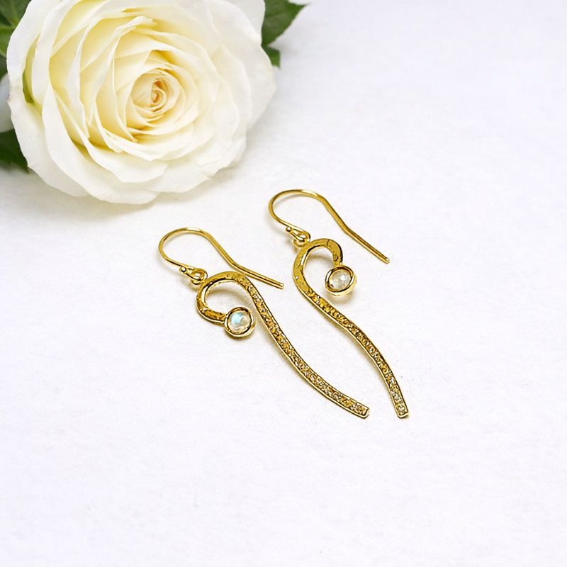 Wavy earrings with moonstone and finished in gold-plated silver