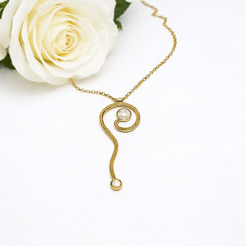 Wavy gold-plated silver pendant with natural stones