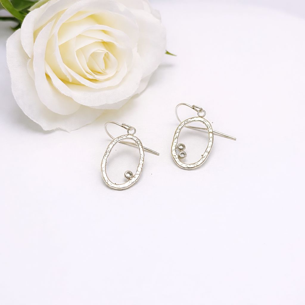 Organic earrings in silver with small details