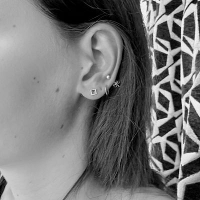 Silver stud earrings with small squares - design Harry TiLLEY