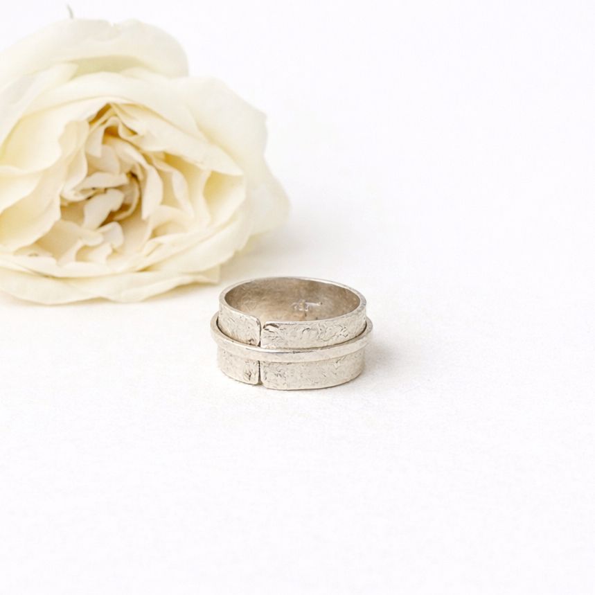 Powerful silver ring with hammered natural stone motif - Beautiful creation by Harry TiLLEY