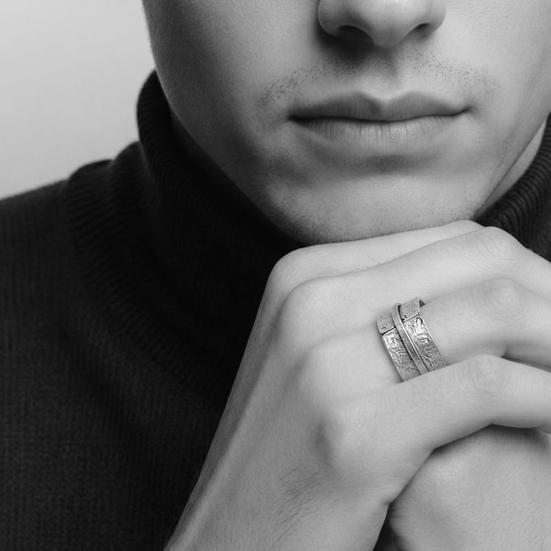 Powerful silver ring with hammered natural stone motif - Beautiful creation by Harry TiLLEY