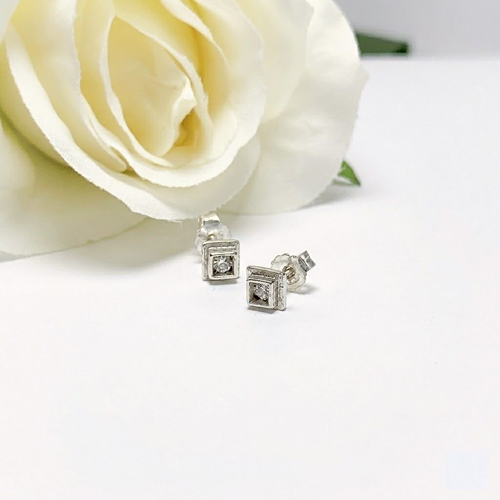 Square stud earrings - Sterling silver - Harry TiLLEY design