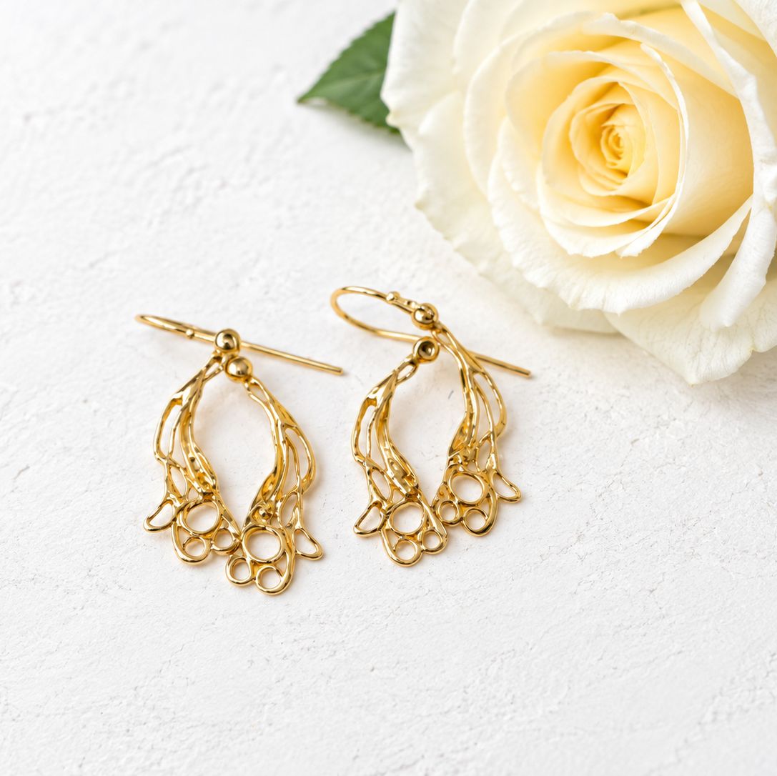 Gold-plated silver earring from the KRACHT collection – dedicated to Kaat Tilley