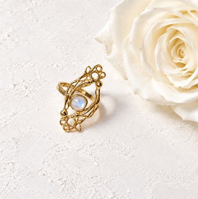 Enchanting moonstone ring – Kaat Tilley Power