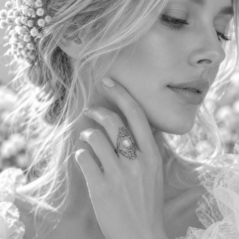 Enchanting moonstone ring – Kaat Tilley Power