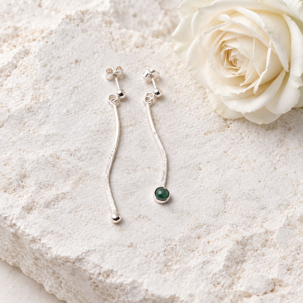 Stud earrings with organic shapes and aventurine stone