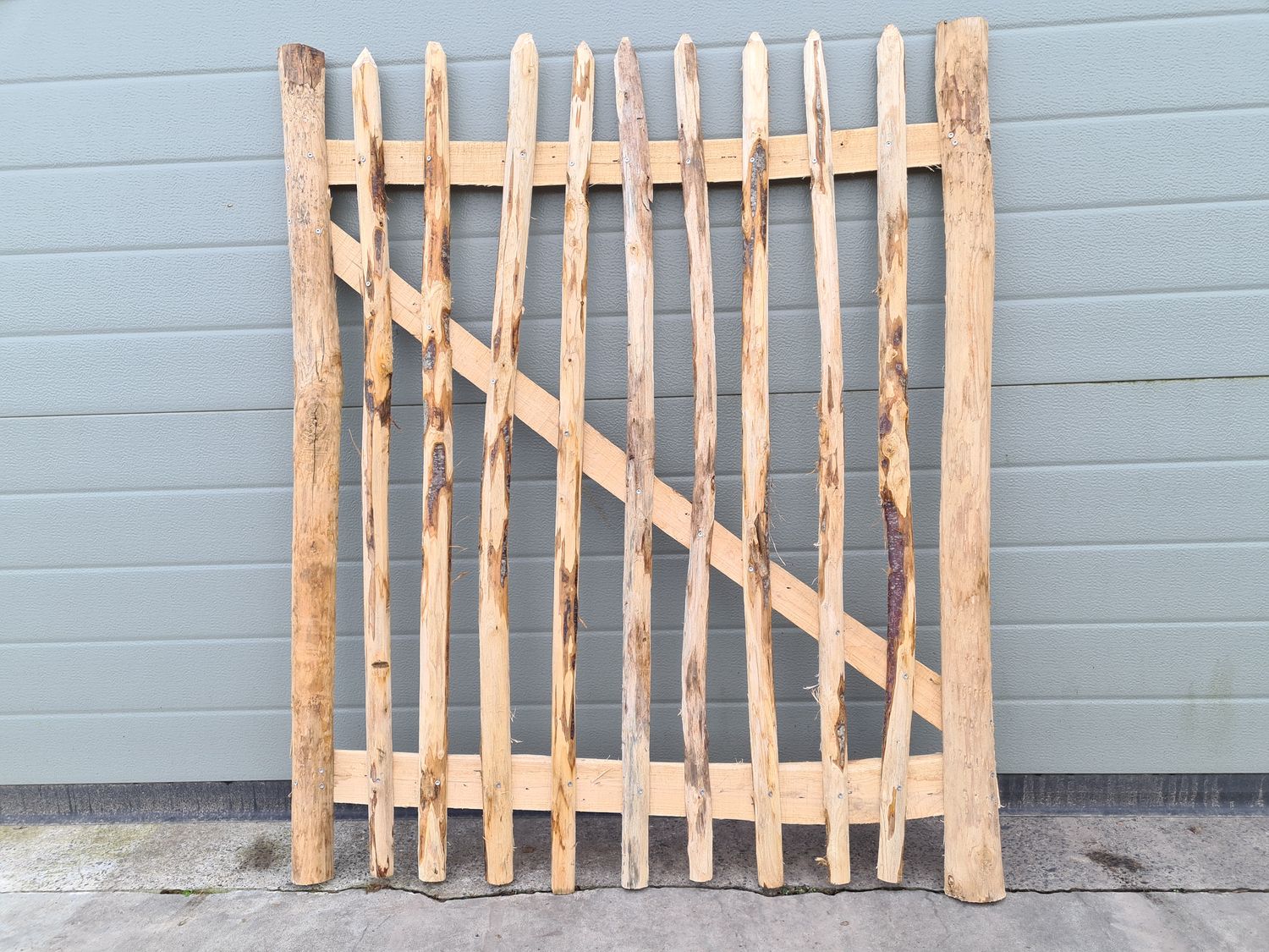 Kastanje poortjes uit halfrond hout en halfronde latten