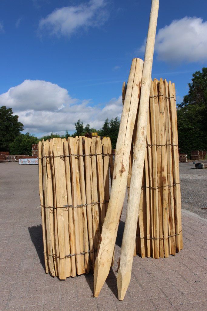 ​Bouwpakket Kastanje hekwerk met hoogte 0,75m tussenafstand 4 à​ 5 of 7 à 8cm en kastanje palen