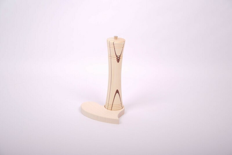 Handgefertigte Pfeffermühle mit Untersetzer in Herzform