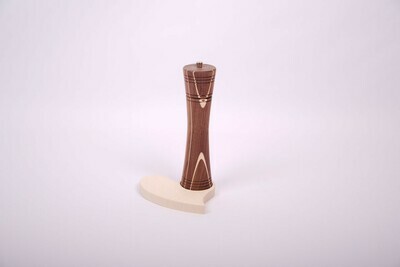 MUTTERTAGSGESCHENK: Handgefertigte Salz- oder Pfeffermühle mit Untersetzer in Herzform
