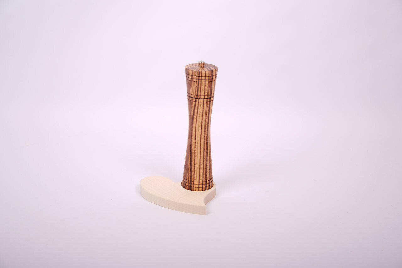 Handgefertigte Salz- oder Pfeffermühle mit Untersetzer in Herzform, Auswahl Mühlen Holzart: Mühle Zebrano mit Nussstreifen und Ahorn Herzuntersetzer, Salz- oder Pfeffermühlen  Mahlwerk Ausführung: Salzmühlen Ausführung mit Qualitäts Keramikmahlwerk