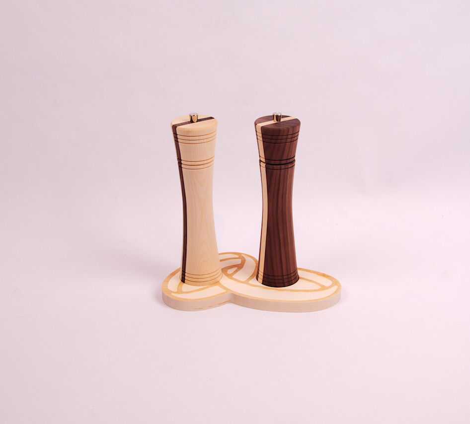 HOCHZEITSSPECIAL 
Salz- und Pfeffermühlen Set mit personalisiertem Untersetzer in Ringform, Untersetzer Auswahl: Ring-Untersetzer aus Ahornholz, inkl. Lasergravur, Salzmühle Auswahl: Mühle Ahornholz mit Nussstreifen, Pfeffermühle Auswahl: Mühle Nussholz mit Ahornstreifen