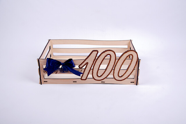 Geschenkkorb aus Holz, Jahreszahl und Schleifenfarbe Auswahl: Geschenkkorb &quot;100&quot; Schleife Blau