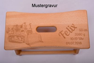 Mustergravur Planierraupe mit Namen und Geburtsdaten